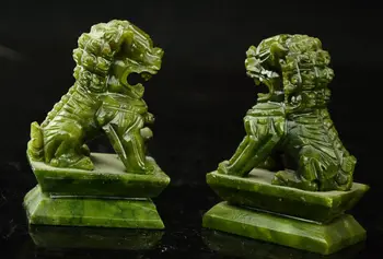 Zriedkavé pár Čína prírodné green jade ručne vyrezávané sochy fo pes, lev